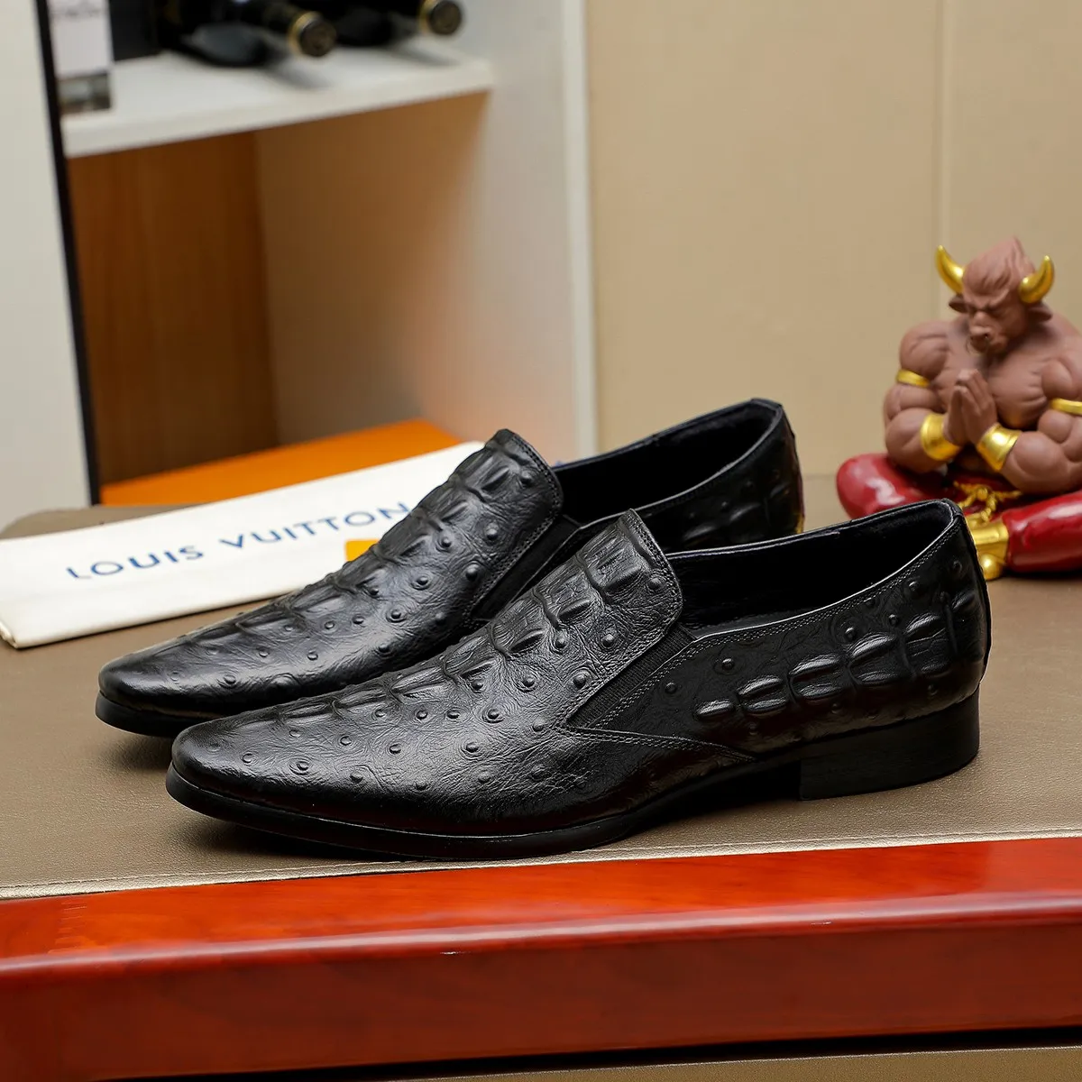 Men's shoes 💰540 💰 Louis Vuitton LV ® Autumn and Winter 🆕 models 🔛Full shoe counter First layer cowhide, 🐂leather lining casual shoes for men, super soft outsole, essential for driving. Counter synchronized original first layer cowhide completely 1:1 mold customization 🌹Top version, 2 colors optional! Number: 38-45 (37.46. Customized)